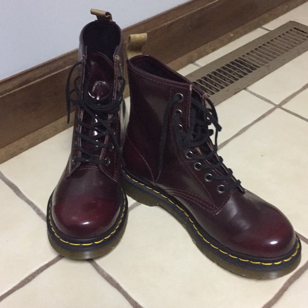 Dr. Martens boots burgundy, brand new never worn!